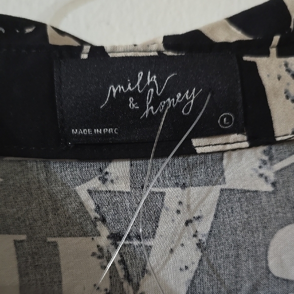 Black‎ and White Graphic Ladies Top - Picture 2 of 3